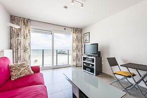 Beautiful Apartment on the sea Wall