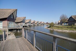 Thatched Villa by Ijsselmeer