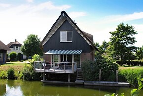 Thatched Villa by Ijsselmeer