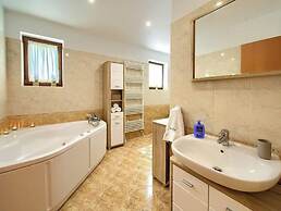 Villa Tara With a Beautiful Heated Pool