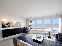 Apartment on Zeedijk With Sea View