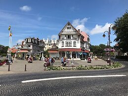 Apartment on Zeedijk With Sea View