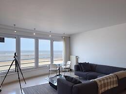 Apartment on Zeedijk With Sea View