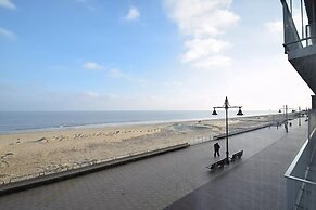 Apartment on Zeedijk With Sea View