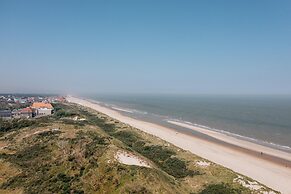 Apartment on Zeedijk With Sea View