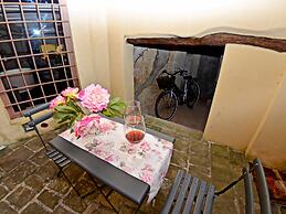 Apartment in Lucca Near Amphitheater Square