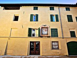 Apartment in Lucca Near Amphitheater Square