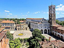 Apartment in Lucca Near Amphitheater Square
