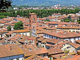 Apartment in Lucca Near Amphitheater Square