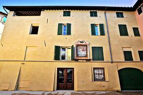Apartment in Lucca Near Amphitheater Square