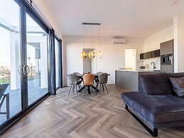 Cozy Villa With Lakeside Views