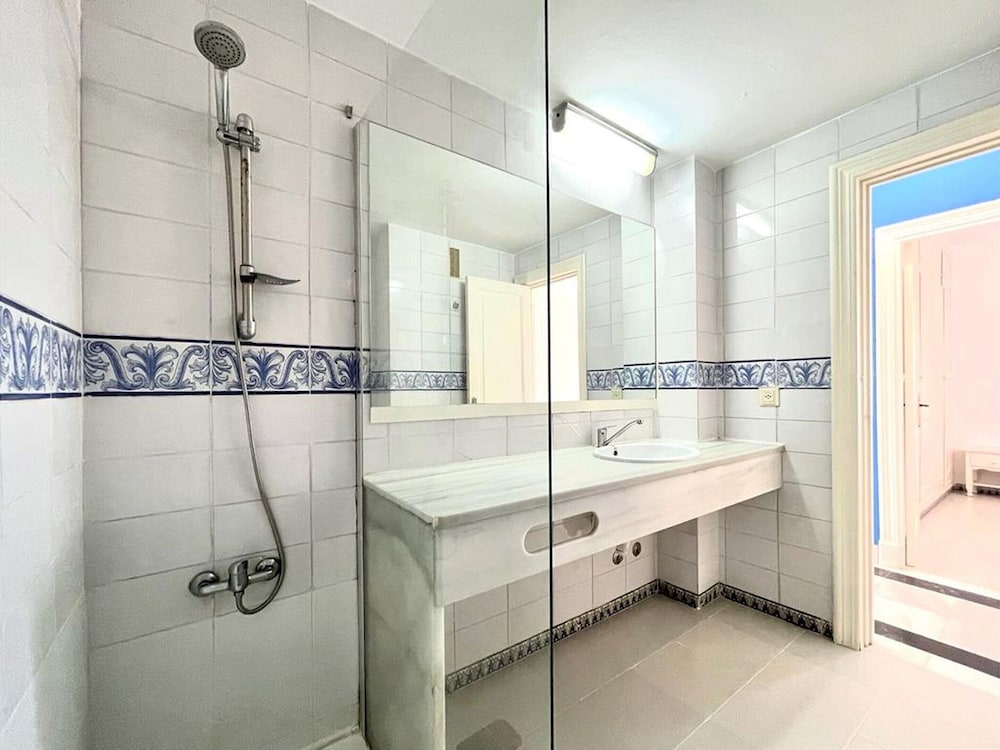 Seaside Flat With Shared Pool