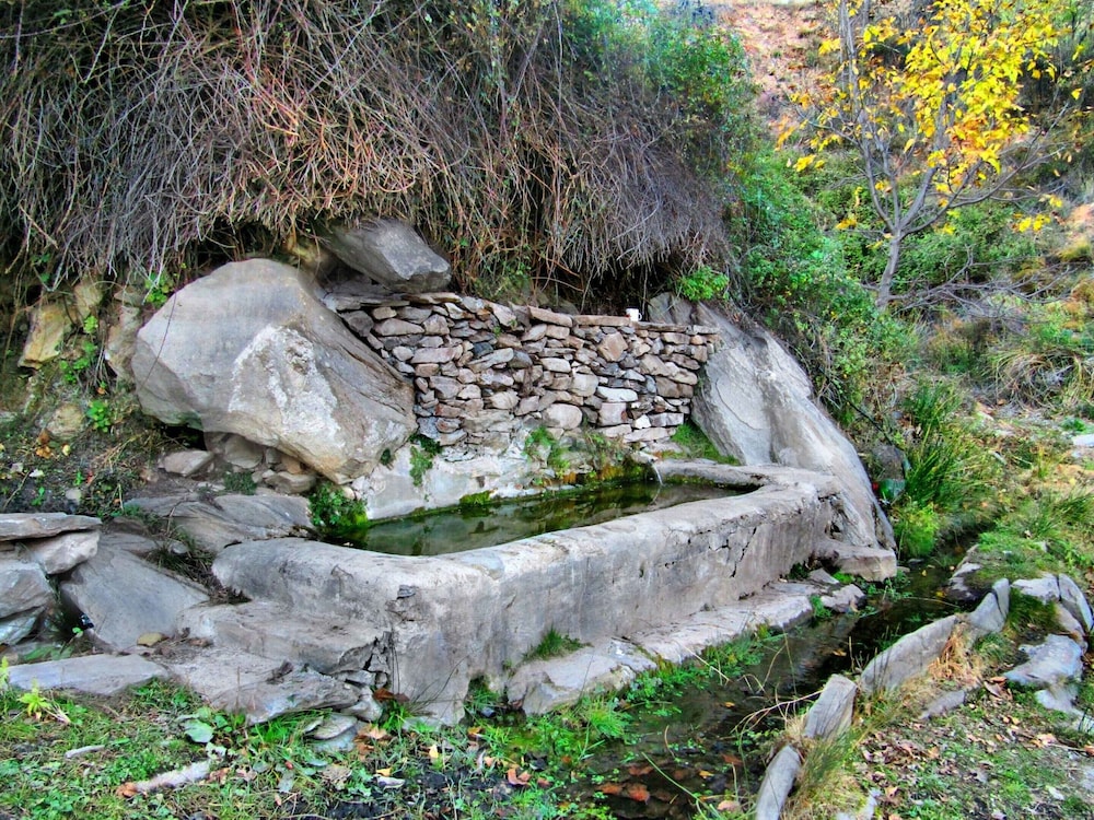 Rustic Mountain Stay, Laroya