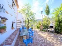 Rustic Mountain Stay, Laroya