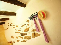 Rustic Mountain Stay, Laroya