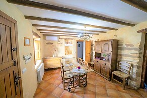 Rustic Mountain Stay, Laroya