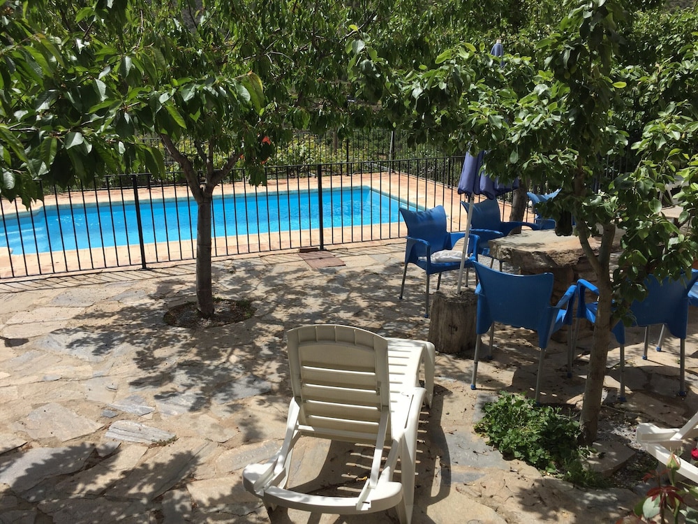 Rustic Mountain Stay, Laroya