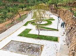 Rustic Mountain Stay, Laroya