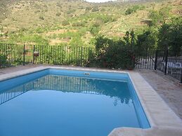 Rustic Mountain Stay, Laroya