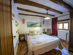Rustic Mountain Stay, Laroya