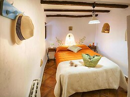 Rustic Mountain Stay, Laroya