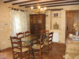 Rustic Mountain Stay, Laroya