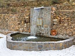 Rustic Mountain Stay, Laroya