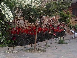 Rustic Mountain Stay, Laroya
