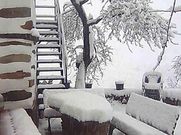 Rustic Mountain Stay, Laroya