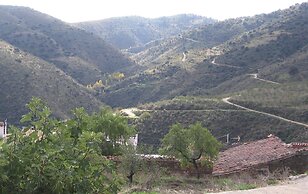 Rustic Mountain Stay, Laroya