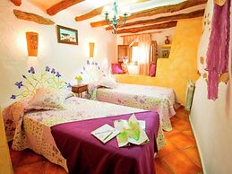 Rustic Mountain Stay, Laroya