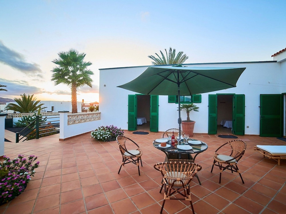 Spacious Holiday Home in La Oliva