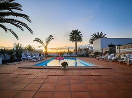 Spacious Holiday Home in La Oliva