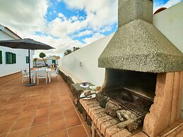 Spacious Holiday Home in La Oliva