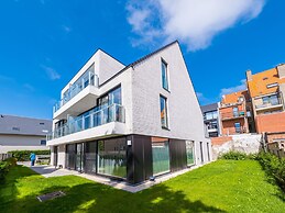 Modern Apartment Within Walking Distance of the se