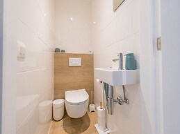 Modern Apartment Within Walking Distance of the se