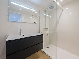 Modern Apartment Within Walking Distance of the se