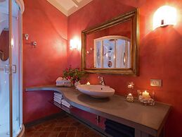 Villa in Cortona With Pool & Hill Views