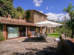 Villa in Cortona With Pool & Hill Views