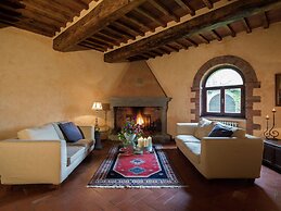 Villa in Cortona With Pool & Hill Views