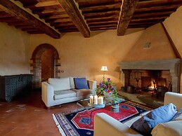 Villa in Cortona With Pool & Hill Views