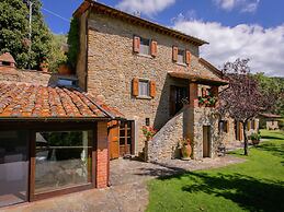 Villa in Cortona With Pool & Hill Views