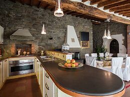 Villa in Cortona With Pool & Hill Views