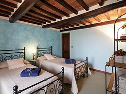 Villa in Cortona With Pool & Hill Views