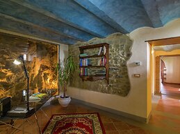 Villa in Cortona With Pool & Hill Views