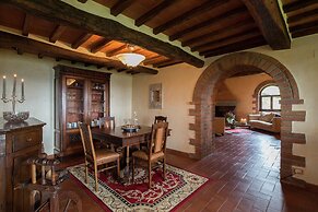 Villa in Cortona With Pool & Hill Views