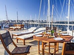 Houseboat Grey Seal Comfortable Vacation Home