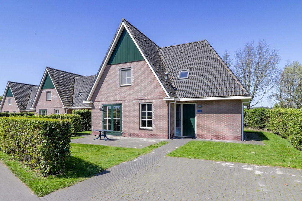 Villa With Whirlpool and Sauna in Makkum