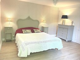 Spacious Apartment With Garden