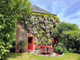 Spacious Apartment With Garden